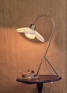 Bordslampa Daisy - Beige - Mæssing - Ø30 x H57 cm - www.frokenfraken.se