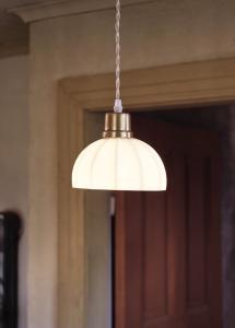 Taklampa Doris Opal - Hvit - Antik Mæssing - Ø15,5 x H16 cm - www.frokenfraken.se