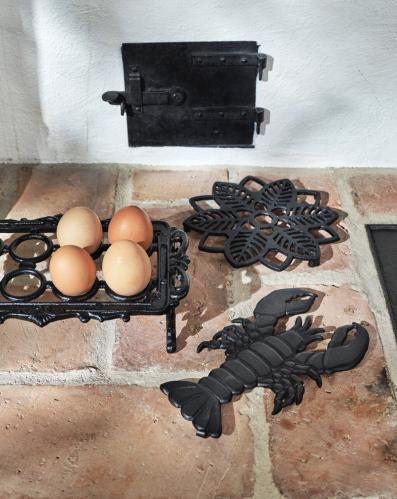 Egg Holder/Pot Stand - Iron Black - 29 x 18 cm - www.frokenfraken.se