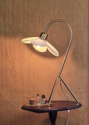 Bordslampa Daisy - Beige - Mæssing - Ø30 x H57 cm - www.frokenfraken.se