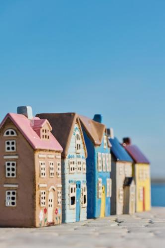 Hus for telys - Visby - Mint blå dør brun tak - 19 cm - www.frokenfraken.se