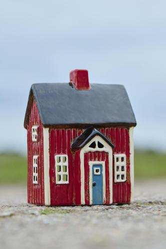 Hus for varmeljus - Visby - Rodt med hvite knuter bla dor - 17 cm - www.frokenfraken.se
