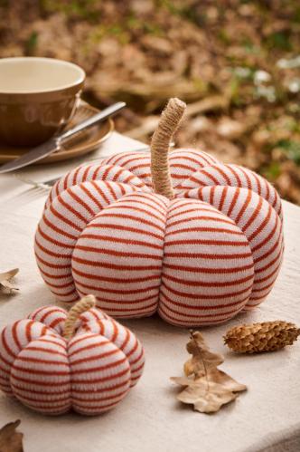 Pumpa - Dekorasjon - beige med rostfærgade rænder - Ø10,5 cm - www.frokenfraken.se