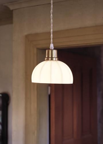 Taklampa Doris Opal - Hvit - Antik Mæssing - Ø15,5 x H16 cm - www.frokenfraken.se