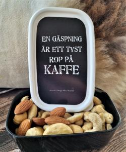 Mellommatboks - Et gjesp er et stille rop på kaffe - 10,6 x 6,8 x 4,0 cm - www.frokenfraken.se