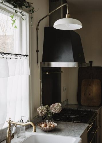 Vegglampe Sofia Arm Antikk Messing/Hvit - www.frokenfraken.se