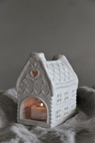 Lyslykt - Lysende hus - Hvit - 11 x 8 x 12 cm - www.frokenfraken.se