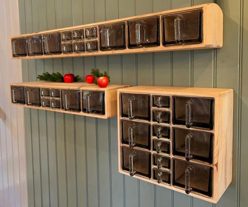 Krydderhylle – Natur – Med store måleskjeer – 13 x 60 x 18 cm - www.frokenfraken.se