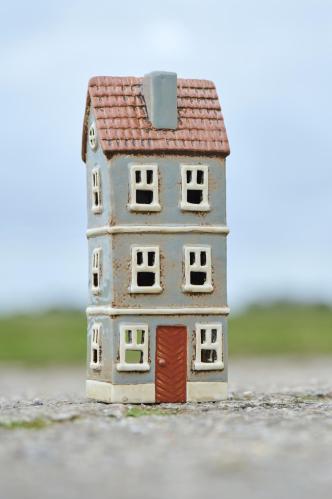 Hus for telys - My Home Town rustfarget dør - 23 cm - www.frokenfraken.se