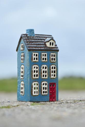 Hus for telys - My Home Town - Blå rød dør - 20 cm - www.frokenfraken.se