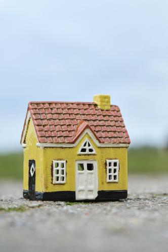 Hus for telys - My Home Town - Gul hvit dør - 14 cm - www.frokenfraken.se