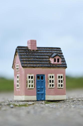 Hus for telys - My Home Town - Rosa blå dør - 16 cm - www.frokenfraken.se