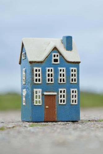 Hus for telys - Nyhavn - Blått vindukskap brun dør - 20 cm - www.frokenfraken.se