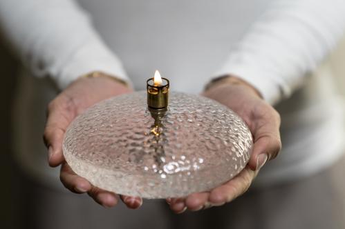 Oljelampe - hamret glass - Rund plate - Messing - Ø18 cm - www.frokenfraken.se