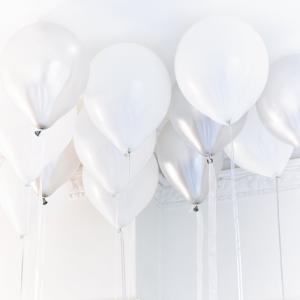 Ballonger - Vita, perlemor & sølvmetallisk med bånd - 30 stk - www.frokenfraken.se