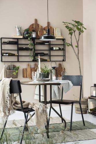 Skolstol faner i rygg/sits & Metall i matt svart kan staplas - www.frokenfraken.se