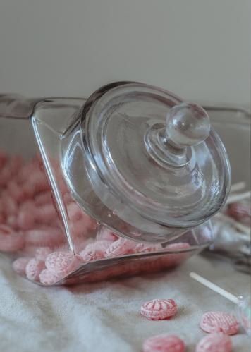 Glasbeholder liggende med lokk - Gamle dagers godteriboks - 11 x 25 cm - www.frokenfraken.se