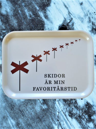 Bricka - Skidor er min favorittårstid - 27 x 20 cm - www.frokenfraken.se