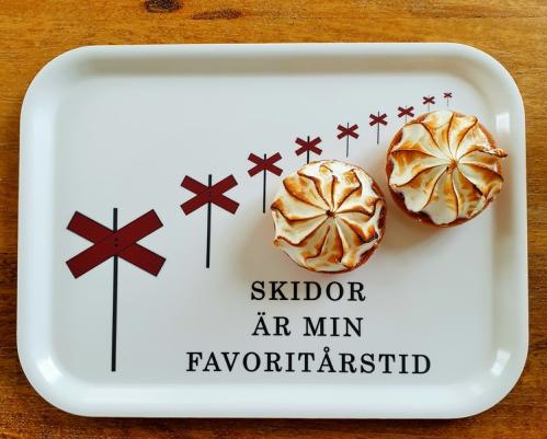 Bricka - Skidor er min favorittårstid - 27 x 20 cm - www.frokenfraken.se