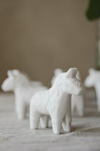 Hest - Dalahest - Hvit med mønster - 7 x 2,5 x 6,5 cm - www.frokenfraken.se