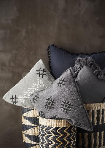 Kuddfodral Med Tofsar - Mørkgrå - 45 x 45 cm - www.frokenfraken.se
