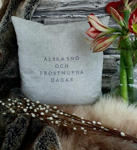Putetrekk - Elsk snø og frostige dager - Lysegrå - 50 x 50 cm - www.frokenfraken.se