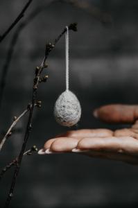 Hengende Egg - Ullås - Grå - 2 x 3 cm - www.frokenfraken.se