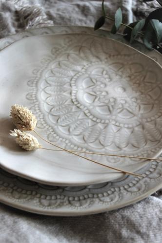 Assiette - Fat - Happiness - 20 x 2,5 cm - Til fordel for Barncancerfonden - www.frokenfraken.se