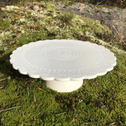 Tårtfat på fot - Vitt - Orient Festfat White - Ø 28 - www.frokenfraken.se
