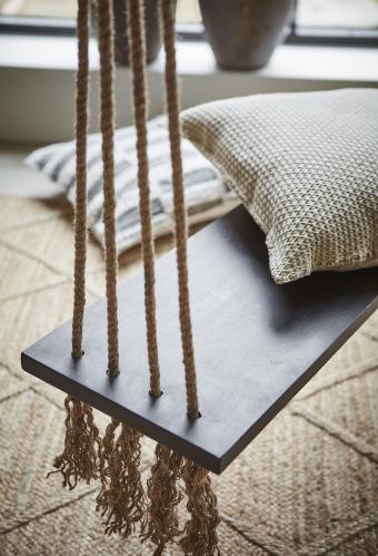 Gunga - Svart Trä med tofsar -100 x 30 x 3 cm - www.frokenfraken.se