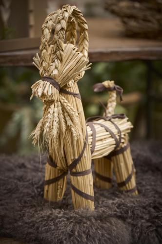 Julbuk - Halmfår med brune bånd - 44 cm - www.frokenfraken.se