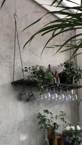 Hengende kjøkkenshylle med plass til vinglass - 120 x 25 cm - www.frokenfraken.se