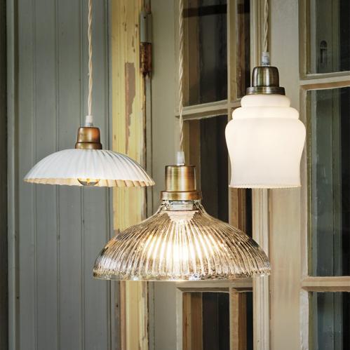 Taklampe Ingrid Antikk Hvit Stor - Ø 23,5 x 3,5 cm - www.frokenfraken.se