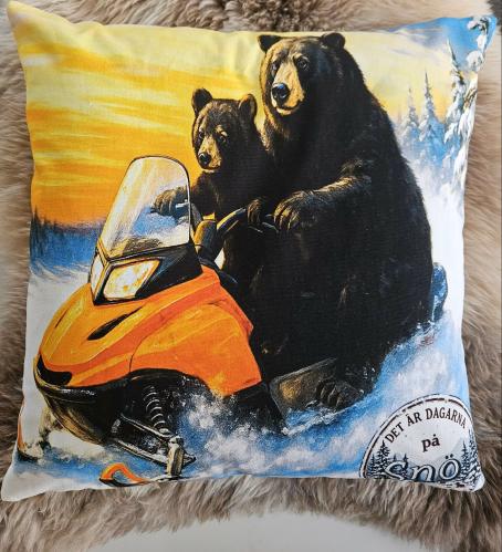 Putetrekk – Snøskuterbjørner – 45 x 45 cm - www.frokenfraken.se