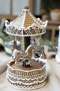 Spilleboks – Karusell – Pepperkake – Ø12 x 22 cm - www.frokenfraken.se