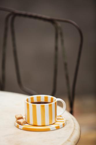 Kopp med fat - Randig - Gul - www.frokenfraken.se