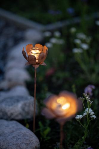 Solcelledekorasjon - Blomster på pinne - 2stk - Rust - 51 cm - www.frokenfraken.se