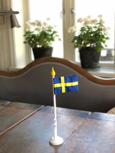 Flagg - Svensk bordflagg i tre og stoff - 37cm - www.frokenfraken.se