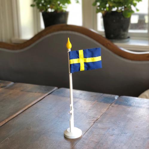 Flagg - Svensk bordflagg i tre og stoff - 37cm - www.frokenfraken.se
