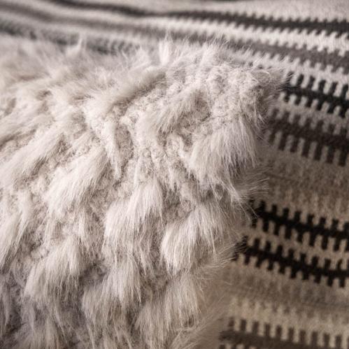 Putetrekk – Cavalese – Cream – Fuskepels – 50 x 50 cm - www.frokenfraken.se