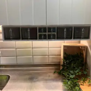 Redahylla - Hvit - med skæppor av glass - 13 x 75 x 18 cm - www.frokenfraken.se