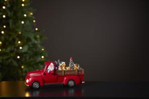 Jultomte i pickup med julby - 14 cm - www.frokenfraken.se