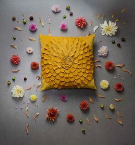 Kuddetrekk - Blomst - Gul - 47 x 47 cm - www.frokenfraken.se