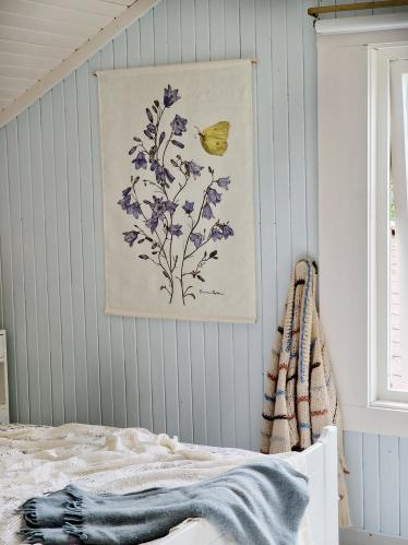 VÆGGBONAD - Blåklockor - 70 x 100 cm - www.frokenfraken.se