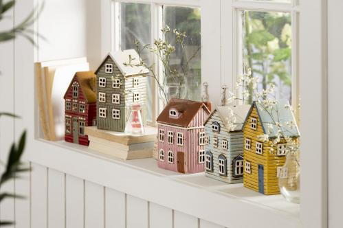 Lyslykt - Hus - Thorshavn - Rosa/Rød - 16 cm - www.frokenfraken.se