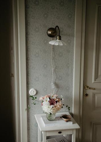 Vegglampe - Hvit/Antikk messing - 39 x Ø20 cm - www.frokenfraken.se
