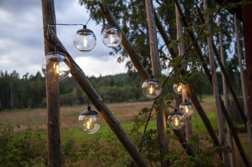 Ljusslinga Solcell - Globe - 8 st transparanta ledlampor - 1,8 m - www.frokenfraken.se