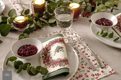 Kjøkkenhåndkle - Berry Wreath Cream - 50 x 70 cm - www.frokenfraken.se