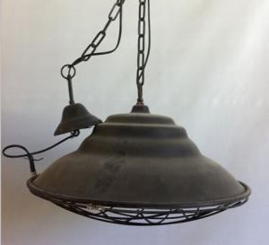 Taklampe - Industriell lampe med gitter - 51.5 x 32 cm - www.frokenfraken.se