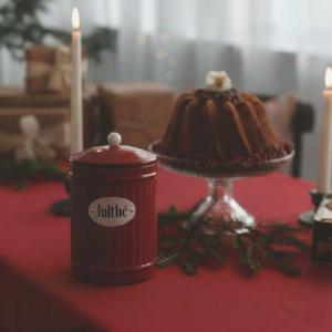 Plåtboks Hugo Julete - Rød - Ø9,5 x H15 cm - www.frokenfraken.se